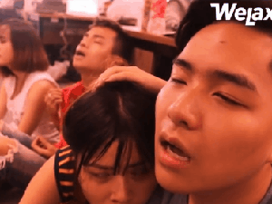 Clip vui: Dân công sở làm gì khi trời nóng nực mà điều hòa bỗng dưng "đình công"?