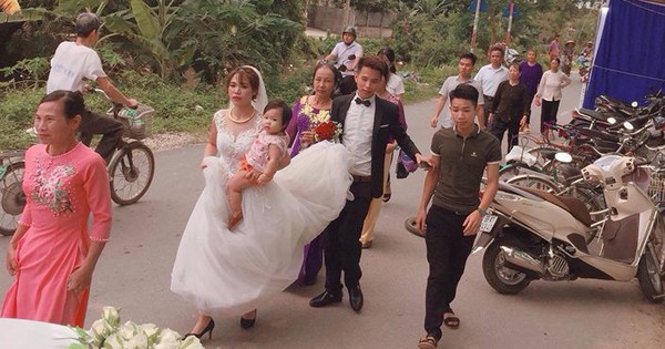 “Cô dâu cho con bú trên xe hoa” – Bức ảnh khiến ai cũng thấy rưng rưng xúc động lại có bí mật hậu trường thế này