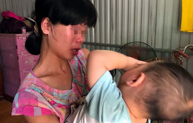 Bà mẹ từng bắt con 3 tuổi trần truồng đứng dưới mưa: