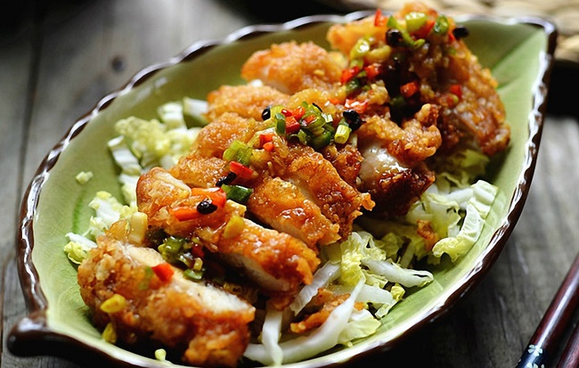 Salad gà chiên thơm giòn ăn ngon mà không sợ béo