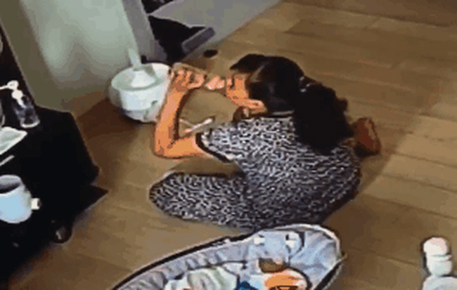 Image result for Mở camera theo dõi ra xem, người mẹ sốc khi thấy cảnh con 6 tháng tuổi bị giúp việc dùng đồ chơi đánh vào mặt, uống trộm sữa