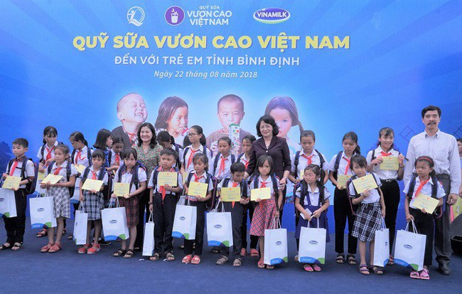 Quỹ sữa Vươn cao Việt Nam và Vinamilk tiếp tục trao 64.000 ly sữa cho trẻ em tỉnh Bình Định
