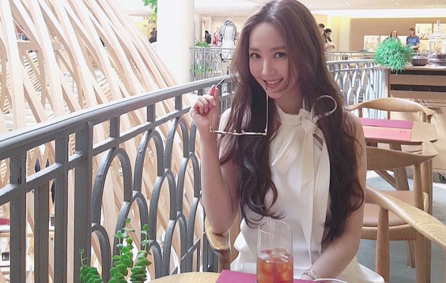 Park Min Young diện váy trắng tung tăng trên phố, nhưng bí mật phía sau và cuộc “đụng độ” với Angela Baby thì không phải ai cũng biết
