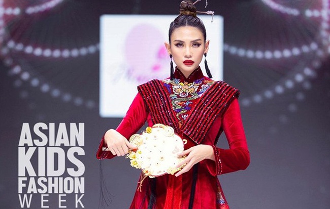 Siêu mẫu Võ Hoàng Yến làm vedette cho BST mới của NTK Phương Hồ