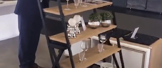 Mê hoặc với chiếc bàn ăn bình thường bỗng biến thành kệ đựng đồ trong vài giây
