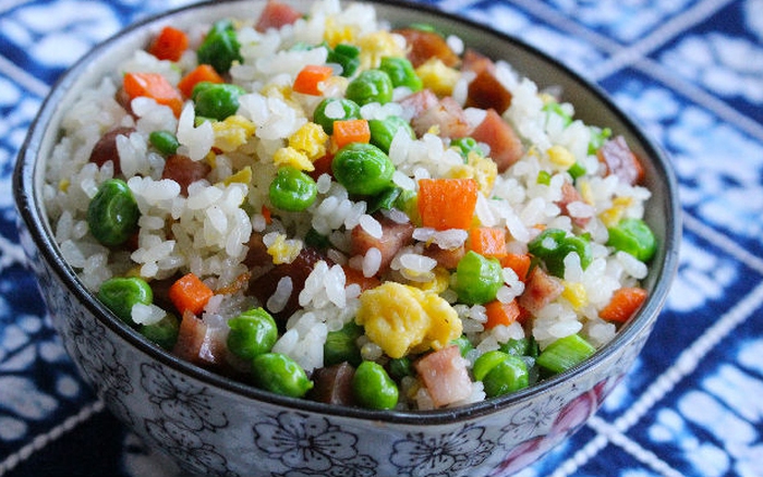 Cách làm cơm chiên Dương Châu nhanh gọn ngon đúng vị Cach lam com chien Duong Chau nhanh gon ngon dung vi