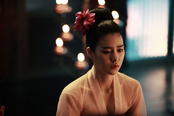 Một vạn cung nữ ăn mặc khêu gợi gây sốt màn ảnh Hàn