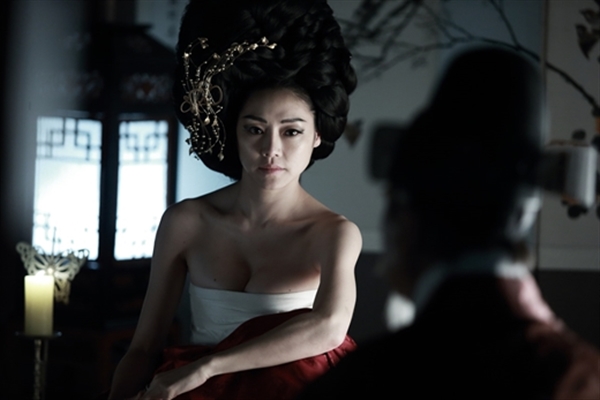 Một vạn cung nữ ăn mặc khêu gợi gây sốt màn ảnh Hàn