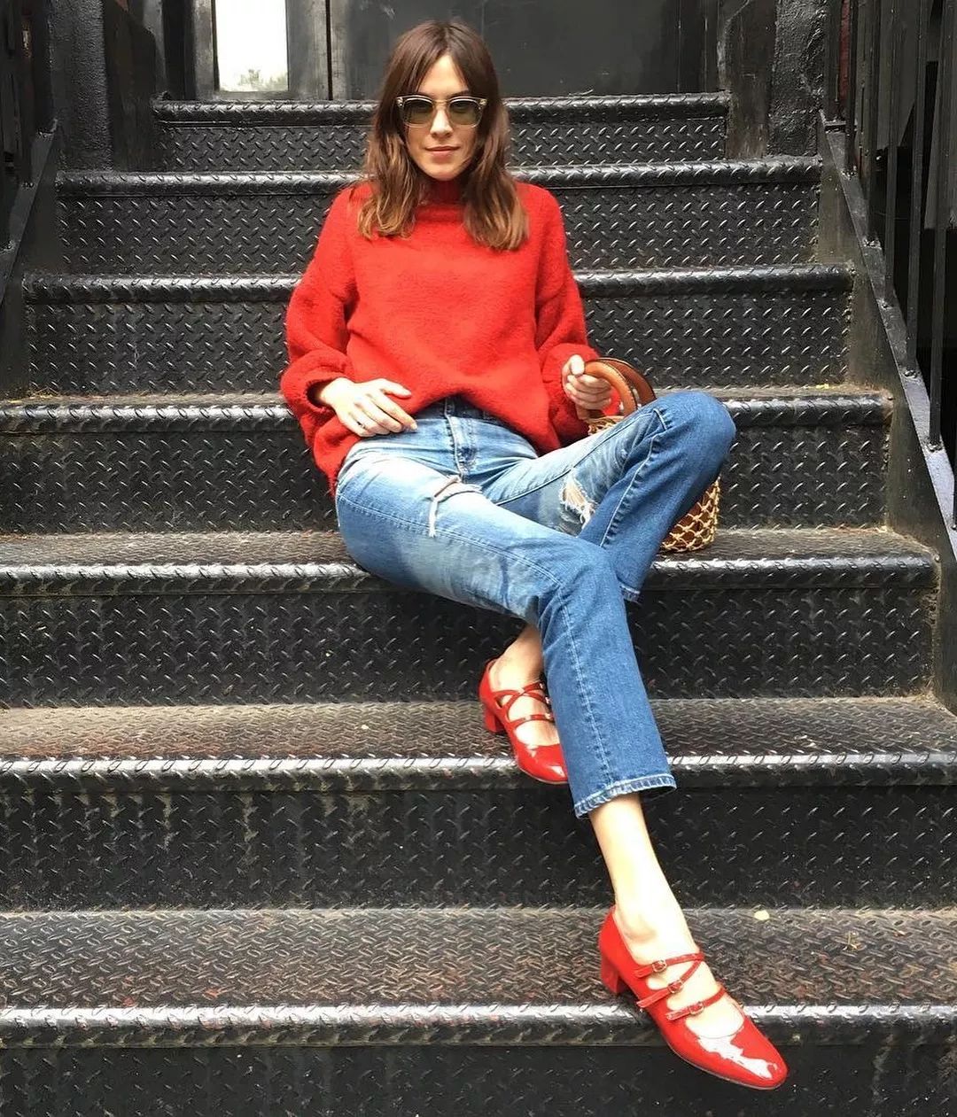 Đừng mãi quanh quẩn với giày đen/trắng nữa, giày đỏ mới thực sự giúp nâng tầm style và khiến bạn trông sang như gái Pháp - Ảnh 6.