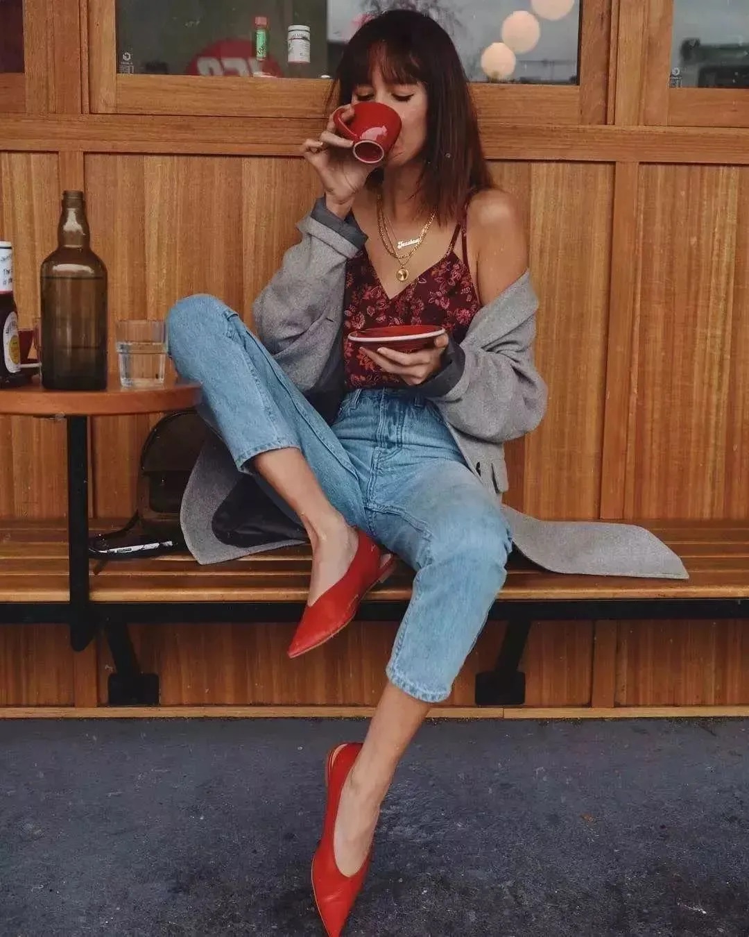 Đừng mãi quanh quẩn với giày đen/trắng nữa, giày đỏ mới thực sự giúp nâng tầm style và khiến bạn trông sang như gái Pháp - Ảnh 11.