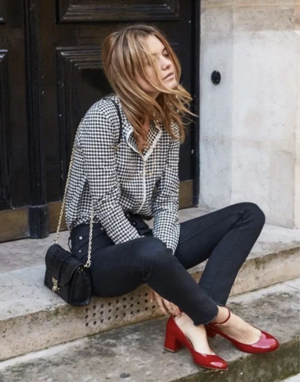 Đừng mãi quanh quẩn với giày đen/trắng nữa, giày đỏ mới thực sự giúp nâng tầm style và khiến bạn trông sang như gái Pháp - Ảnh 5.