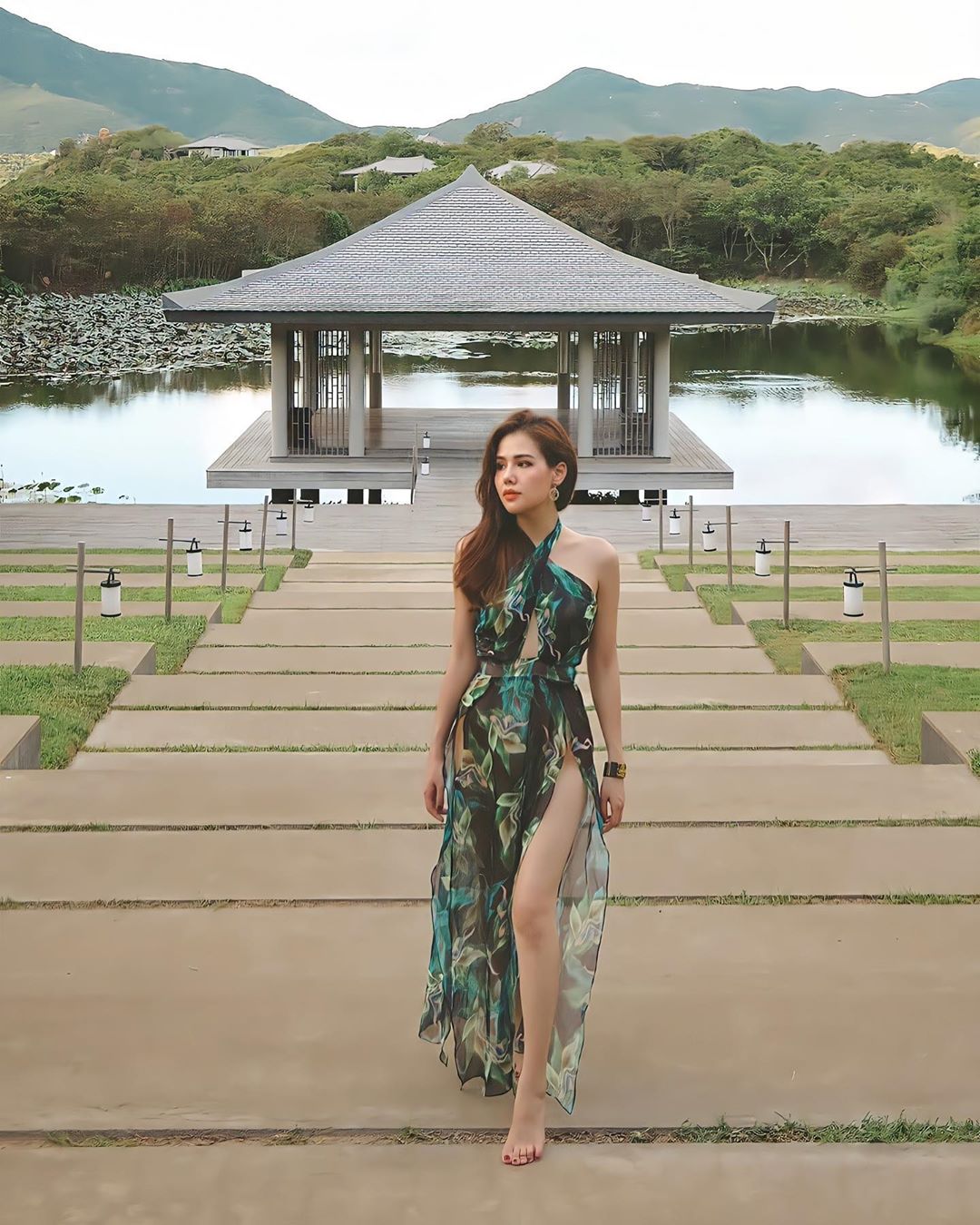 Phu nhân thiếu gia Cocobay diện đầm xẻ cao chót vót như bỏ quên nội y, vừa di chuyển vừa khiến dân tình thót tim - Ảnh 2. Phu nhân thiếu gia Cocobay diện đầm xẻ cao chót vót như bỏ quên nội y, vừa di chuyển vừa khiến dân tình thót tim - Ảnh 2.