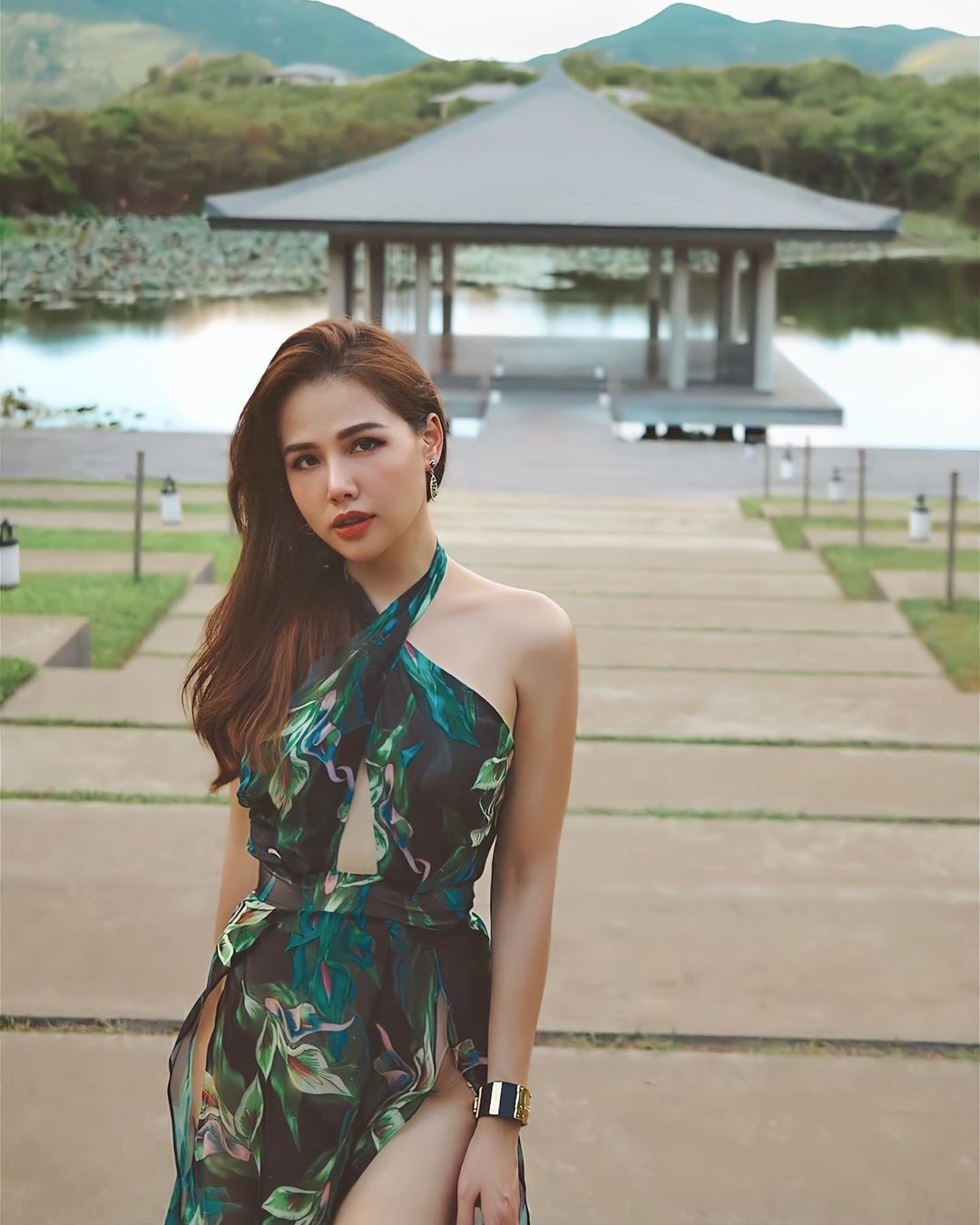 Phu nhân thiếu gia Cocobay diện đầm xẻ cao chót vót như bỏ quên nội y, vừa di chuyển vừa khiến dân tình thót tim - Ảnh 1. Phu nhân thiếu gia Cocobay diện đầm xẻ cao chót vót như bỏ quên nội y, vừa di chuyển vừa khiến dân tình thót tim - Ảnh 1.