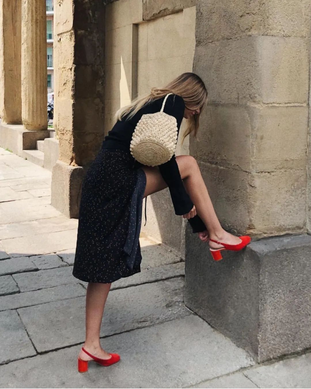 Đừng mãi quanh quẩn với giày đen/trắng nữa, giày đỏ mới thực sự giúp nâng tầm style và khiến bạn trông sang như gái Pháp - Ảnh 2.