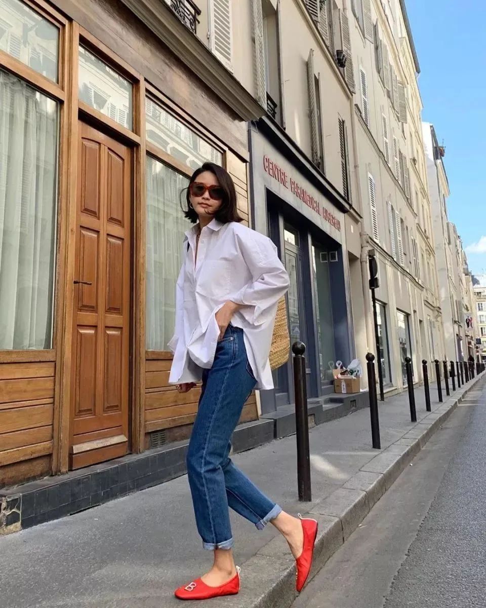 Đừng mãi quanh quẩn với giày đen/trắng nữa, giày đỏ mới thực sự giúp nâng tầm style và khiến bạn trông sang như gái Pháp - Ảnh 1.