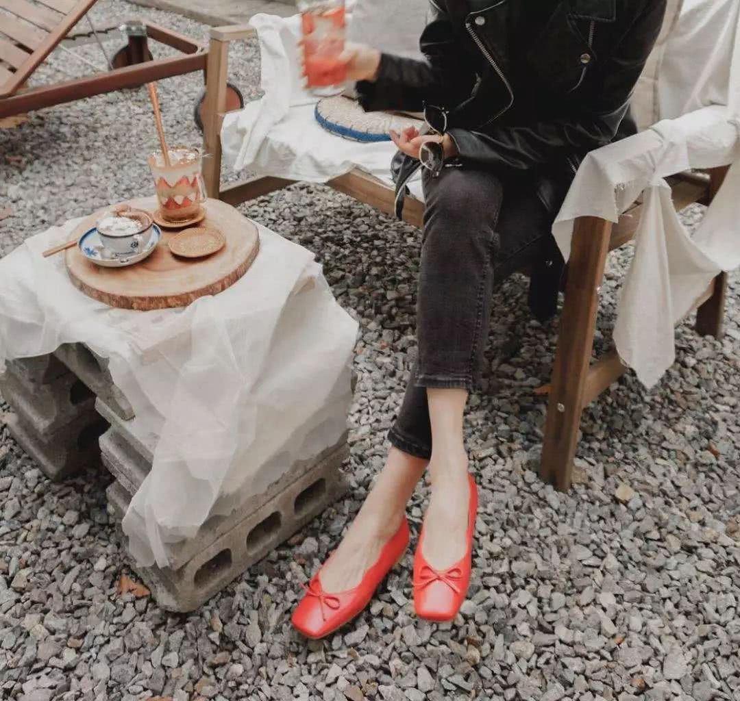 Đừng mãi quanh quẩn với giày đen/trắng nữa, giày đỏ mới thực sự giúp nâng tầm style và khiến bạn trông sang như gái Pháp - Ảnh 15.