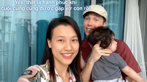 Á hậu Hoàng Oanh khoe khoảnh khắc ngọt ngào của gia đình nhỏ, quý tử gây chú ý nhất vì biểu cảm khi nhìn bố - Ảnh 3.