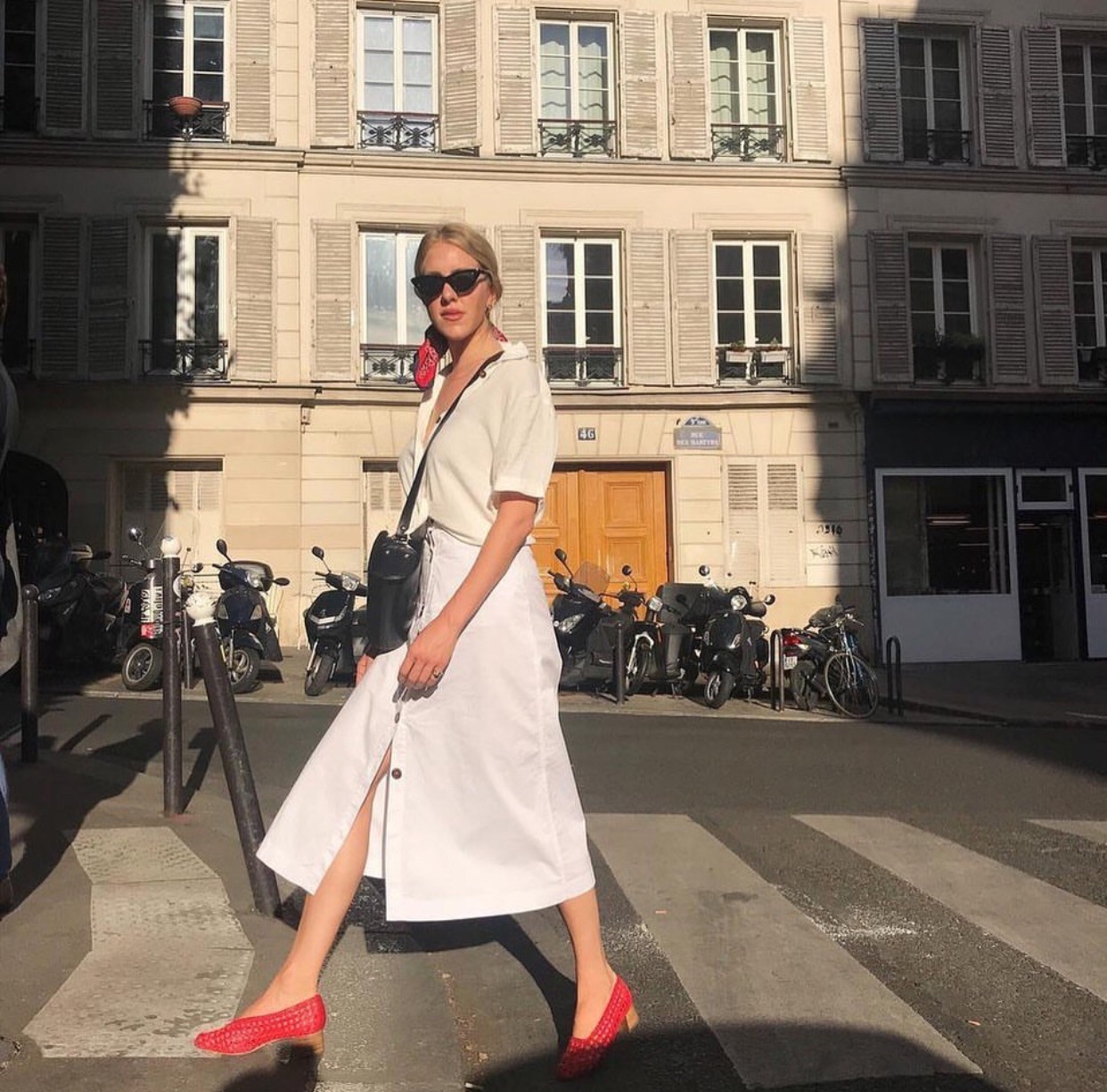 Đừng mãi quanh quẩn với giày đen/trắng nữa, giày đỏ mới thực sự giúp nâng tầm style và khiến bạn trông sang như gái Pháp - Ảnh 10.