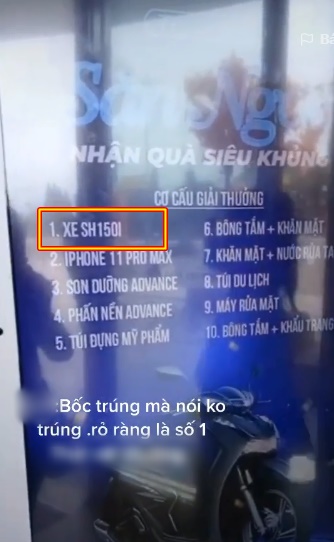 Tham gia bốc thăm trúng thưởng của một thẩm mỹ viện lớn người phụ nữ chưa kịp mừng vì may mắn trúng xe SH lại bị nhân viên &quot;đổi trắng thay đen&quot; biến số 1 thành số 7 - Ảnh 1.