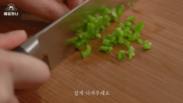 Thoạt nhìn tưởng món bánh ngon hóa ra chỉ nhờ mẹo nhỏ đã có ngay món trứng chiên đẹp nức nở! - Ảnh 4.