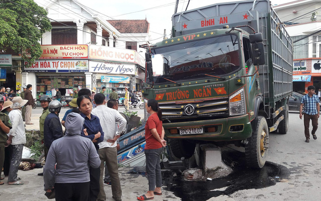 Xe tải lớn tông xe tải nhỏ văng xuống kênh, tài xế tử vong - Ảnh 1.