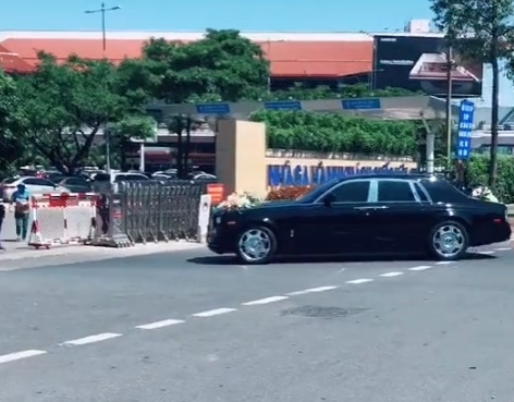 Dàn siêu xe trăm tỷ của con trai chủ tịch tập đoàn nổi tiếng lần lượt chạy vào bên trong sân bay Nội Bài đón cô dâu khiến không ít người ngỡ ngàng  - Ảnh 1.