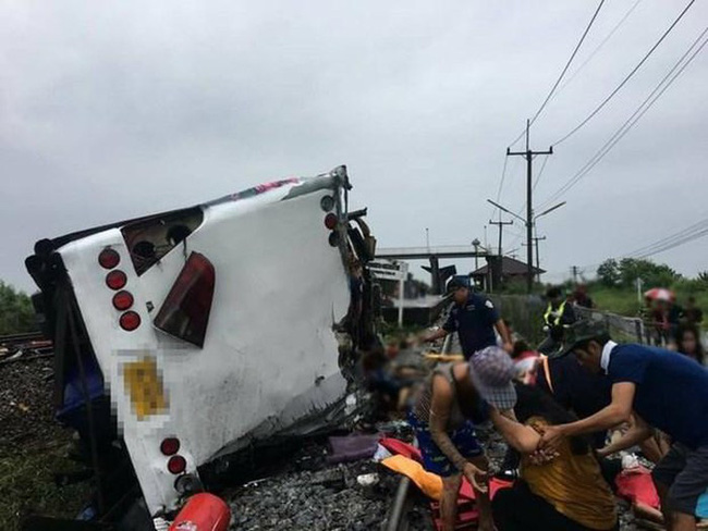 Xe khách va chạm tàu hỏa tại Thái Lan, ít nhất 17 người thiệt mạng - Ảnh 1.
