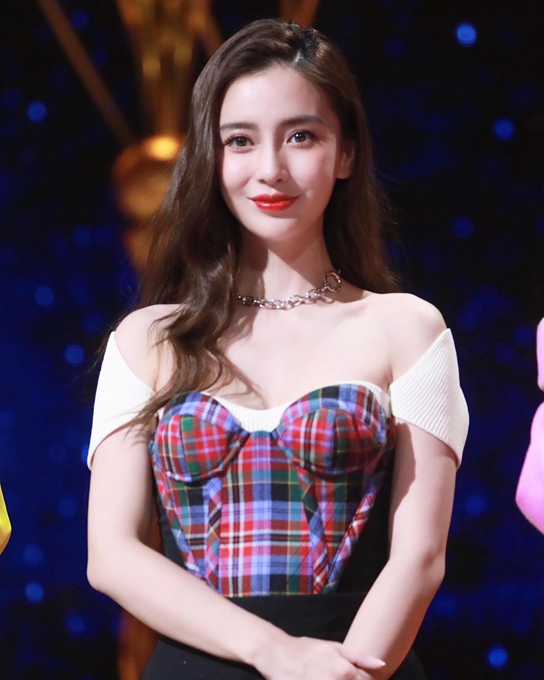 Xinh như Hoa hậu nhưng Jisoo vẫn lép vế trước Angela Baby khi diện áo cúp ngực, fan của BLACKPINK còn đứng về phía bà mẹ 1 con - Ảnh 3. Xinh như Hoa hậu nhưng Jisoo vẫn lép vế trước Angela Baby khi diện áo cúp ngực, fan của BLACKPINK còn đứng về phía bà mẹ 1 con - Ảnh 3.