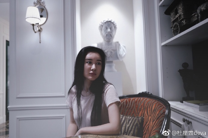 Vợ "nhí" kém 36 tuổi của "ông trùm phim Kim Dung": Nhan sắc tuổi 30 xinh tựa thần tiên tỉ tỉ, mê đồ cổ trang - Ảnh 10. Vợ "nhí" kém 36 tuổi của "ông trùm phim Kim Dung": Nhan sắc tuổi 30 xinh tựa thần tiên tỉ tỉ, mê đồ cổ trang - Ảnh 10.