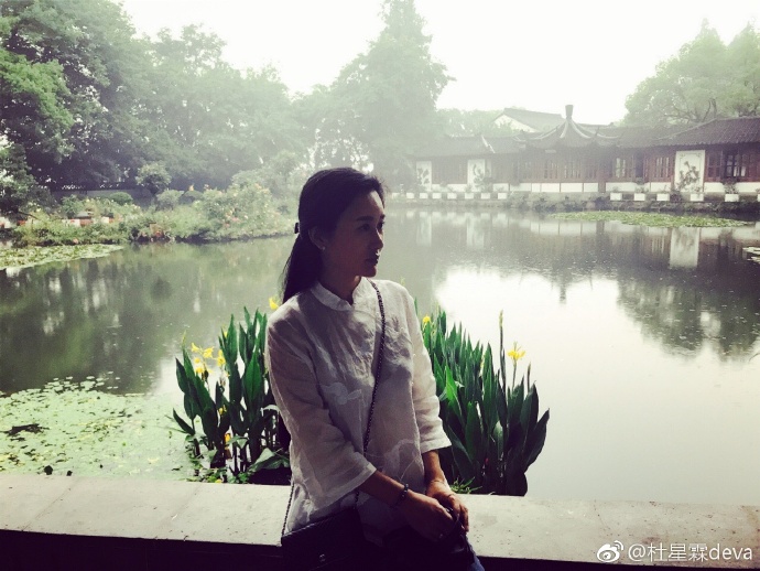 Vợ "nhí" kém 36 tuổi của "ông trùm phim Kim Dung": Nhan sắc tuổi 30 xinh tựa thần tiên tỉ tỉ, mê đồ cổ trang - Ảnh 6. Vợ "nhí" kém 36 tuổi của "ông trùm phim Kim Dung": Nhan sắc tuổi 30 xinh tựa thần tiên tỉ tỉ, mê đồ cổ trang - Ảnh 6.
