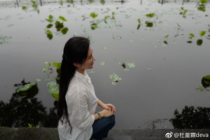 Vợ "nhí" kém 36 tuổi của "ông trùm phim Kim Dung": Nhan sắc tuổi 30 xinh tựa thần tiên tỉ tỉ, mê đồ cổ trang - Ảnh 7. Vợ "nhí" kém 36 tuổi của "ông trùm phim Kim Dung": Nhan sắc tuổi 30 xinh tựa thần tiên tỉ tỉ, mê đồ cổ trang - Ảnh 7.