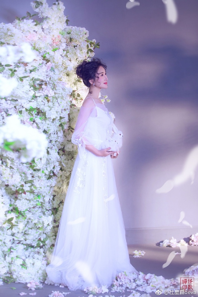 DRESS UP - Vợ hai kém 36 tuổi của "ông trùm kiếm hiệp Kim Dung" - timdamdep.com 7 9 16024751844591844172252