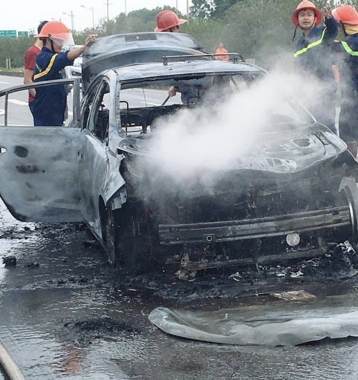 Hành khách hút thuốc trên xe, taxi cháy trơ khung - Ảnh 2.