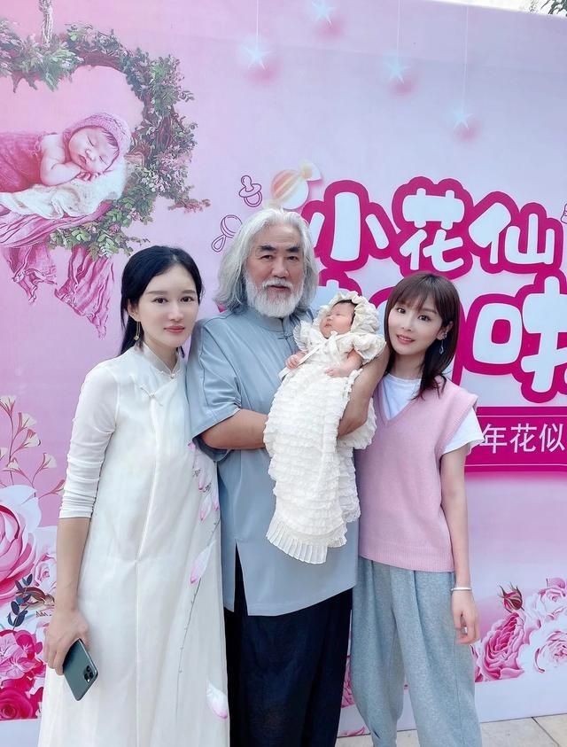Vợ "nhí" kém 36 tuổi của "ông trùm phim Kim Dung": Nhan sắc tuổi 30 xinh tựa thần tiên tỉ tỉ, mê đồ cổ trang - Ảnh 2. Vợ "nhí" kém 36 tuổi của "ông trùm phim Kim Dung": Nhan sắc tuổi 30 xinh tựa thần tiên tỉ tỉ, mê đồ cổ trang - Ảnh 2.
