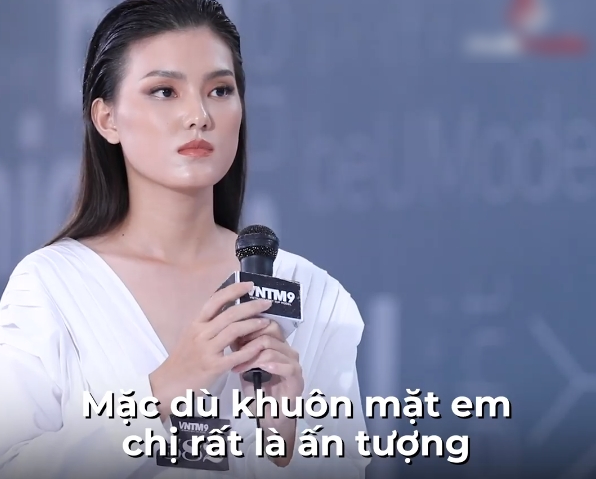 Vietnam's Next Top Model: Hotgirl 19 tuổi thi làm người mẫu nhưng lại đi &quot;2 hàng&quot;, Võ Hoàng Yến chọn nhưng mỉa mai &quot;để xem làm được trò trống gì&quot; - Ảnh 4.