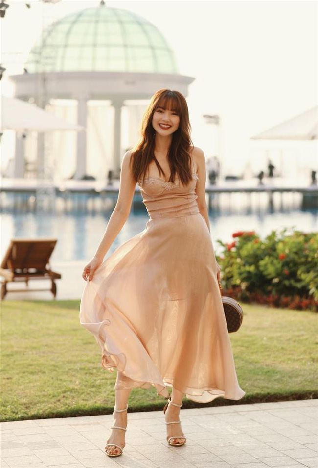 2 lần Minh Hằng diện váy phô diễn vòng 1 khi dự đám cưới: Bộ váy diện tại lễ cưới Đông Nhi nhìn nền nã hóa ra cũng nhiều phen "hú hồn" - Ảnh 3. 2 lần Minh Hằng diện váy phô diễn vòng 1 khi dự đám cưới: Bộ váy diện tại lễ cưới Đông Nhi nhìn nền nã hóa ra cũng nhiều phen "hú hồn" - Ảnh 3.