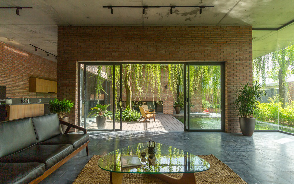 Ngôi nhà gạch 400m² ấn tượng với sự kết hợp giữa gạch nung và cây leo ở Quảng Ninh ngoi nha gach 17 16025556446481102389594 0 0 625 1000 crop 1602559005985169552953 - Ngôi nhà gạch 400m² ấn tượng với sự kết hợp giữa gạch nung và cây leo ở Quảng Ninh