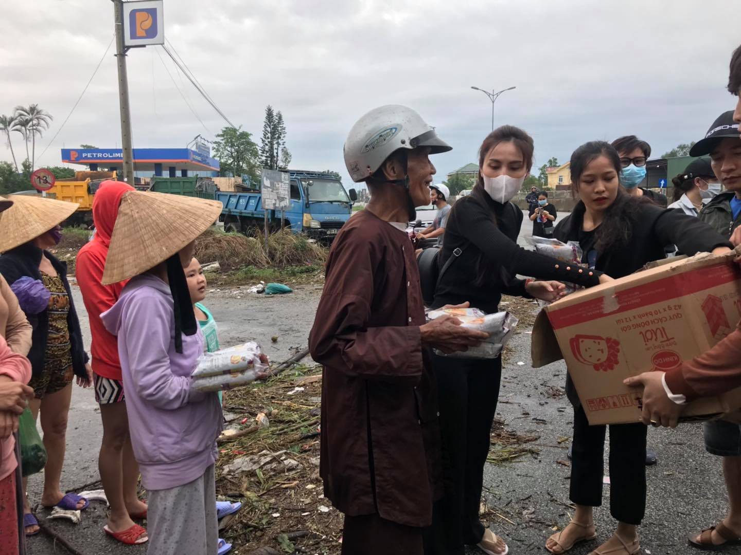 Ngay lúc này tại Huế: Thuỷ Tiên livestream trực tiếp tặng quà cho bà con vùng lũ, người dân đón giữa đường mừng rơi nước mắt - Ảnh 2.