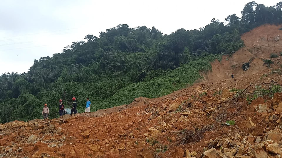 CẬN CẢNH: Kinh hoàng hiện trường sạt lở đất vùi lấp nhà điều hành Thủy điện Rào Trăng 3 - Ảnh 10.