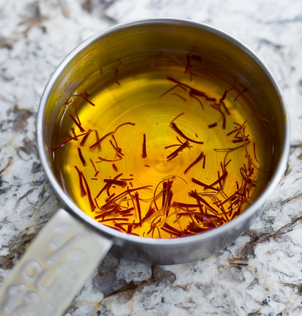 Ngoài pha trà, pha nước uống, Saffron - Thần dược cho giấc ngủ và làn da còn có thể kết đôi với gạo để tạo ra món cơm vừa đẹp mắt vừa ngon miệng thế này đây! - Ảnh 2. Ngoài pha trà, pha nước uống, Saffron - Thần dược cho giấc ngủ và làn da còn có thể kết đôi với gạo để tạo ra món cơm vừa đẹp mắt vừa ngon miệng thế này đây! - Ảnh 2.