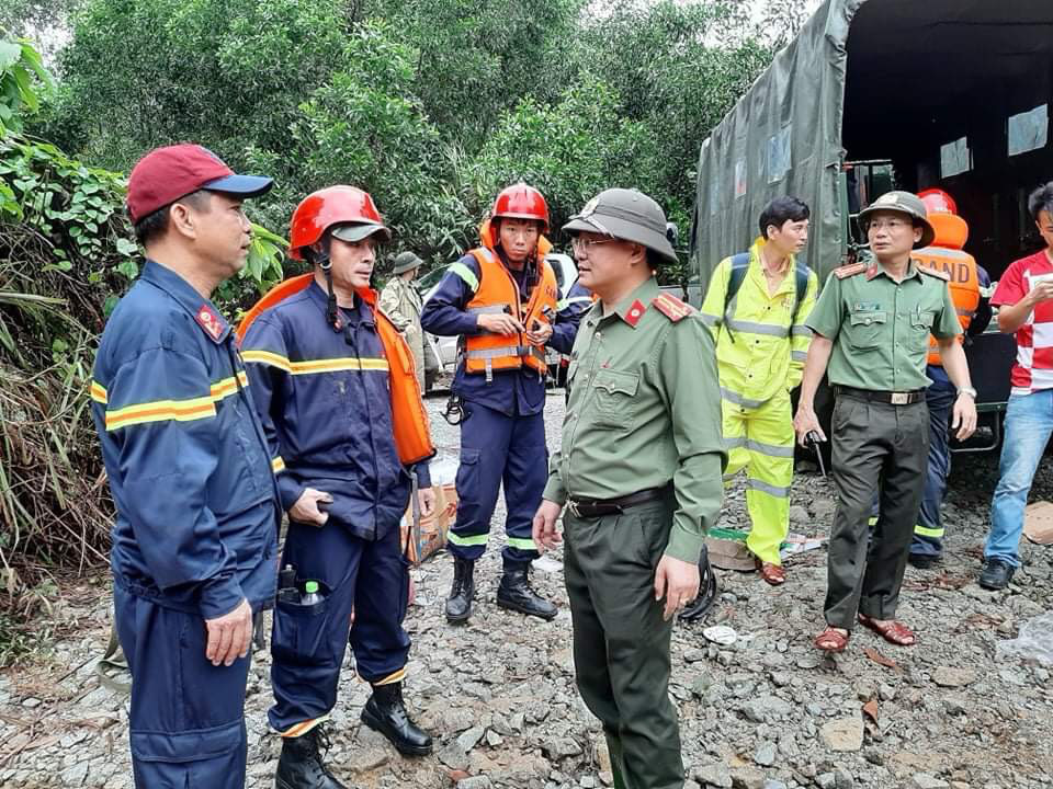 CẬN CẢNH: Kinh hoàng hiện trường sạt lở đất vùi lấp nhà điều hành Thủy điện Rào Trăng 3 - Ảnh 2.