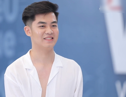 Vietnam's Next Top Model: Hotboy xứ Nghệ vác bụng mỡ đi catwalk, Nam Trung mỉa mai không giảm cân sẽ "lót lá chuối" mời về - Ảnh 2. Vietnam’s Next Top Model: Nam Trung mỉa mai thí sinh “dưới lớp mỡ mọi thứ rất đẹp”, dọa lót lá chuối đuổi về nếu không giảm cân Vietnam's Next Top Model: Hotboy xứ Nghệ vác bụng mỡ đi catwalk, Nam Trung mỉa mai không giảm cân sẽ "lót lá chuối" mời về - Ảnh 2. Vietnam’s Next Top Model: Nam Trung mỉa mai thí sinh “dưới lớp mỡ mọi thứ rất đẹp”, dọa lót lá chuối đuổi về nếu không giảm cân