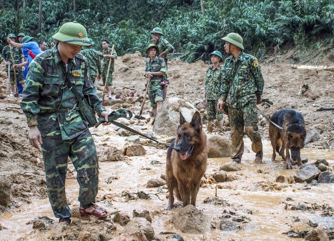 Khẩn cấp cứu nạn ở Thủy điện Rào Trăng 3: Những chiếc mũ lẫn trong bùn lầy - Ảnh 1.