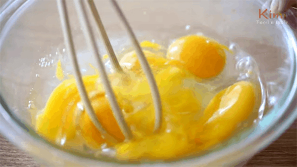 Món trứng hấp bồng bềnh như mây bước ra từ phim Hàn Quốc: Chỉ mất 10 phút thao tác, bạn sẽ có ngay món ăn sưởi ấm tâm hồn trước khi đi ngủ!
