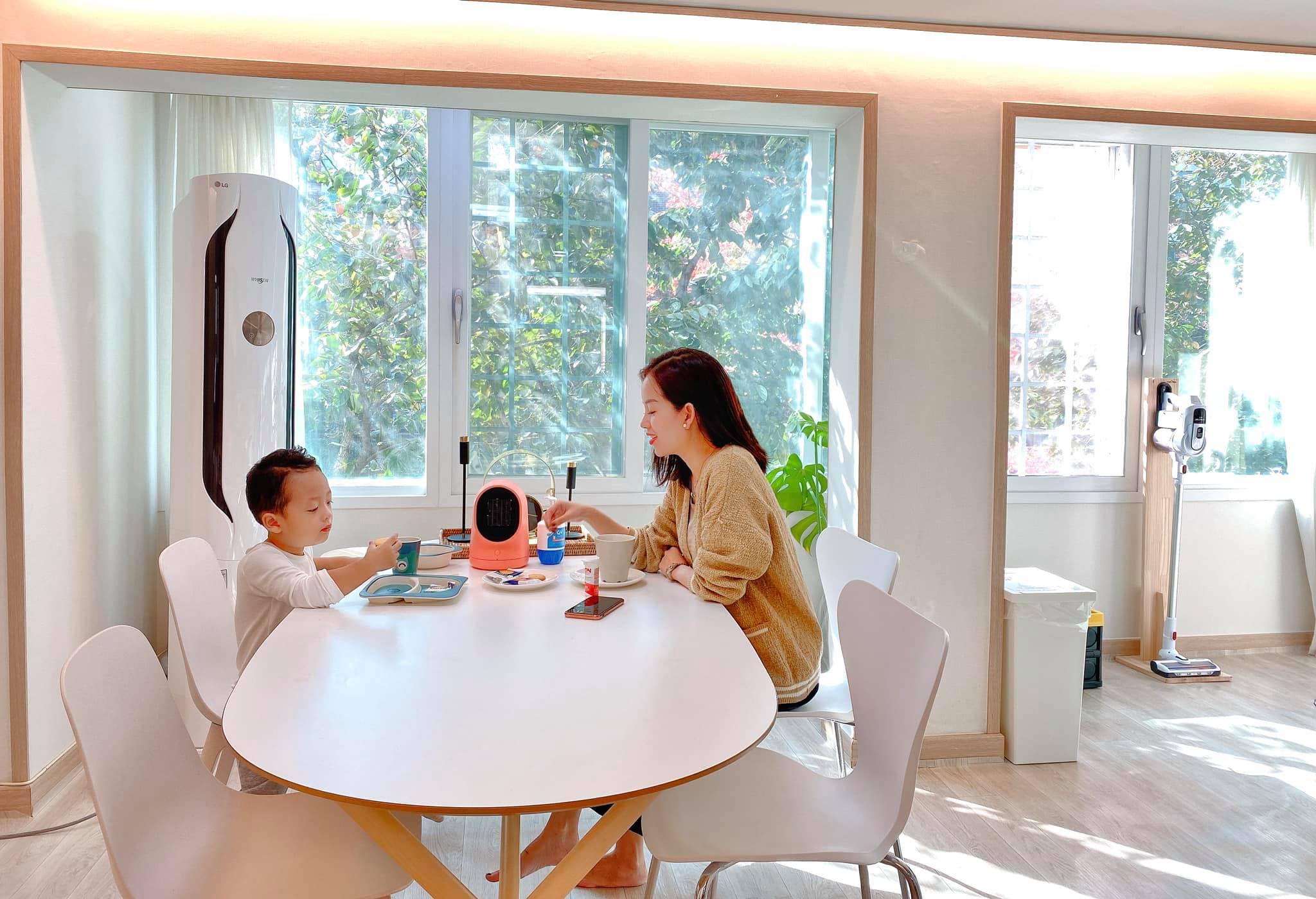 Con trai Ly Kute được mẹ chăm s&oacute;c hết mực, gần 5 tuổi nhưng chiều cao khiến cựu hot girl H&agrave; th&agrave;nh cũng phải bất ngờ - Ảnh 1.