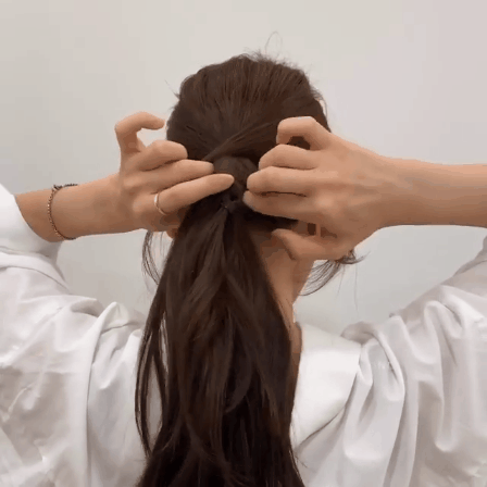 Buộc tóc siêu nhanh: Xem các hình ảnh về những kiểu buộc tóc siêu nhanh giúp bạn tiết kiệm thời gian trong việc chuẩn bị tóc. Bạn sẽ tìm thấy những kiểu buộc tóc đơn giản nhưng cực kỳ đẹp mắt và phù hợp với mọi hoàn cảnh.