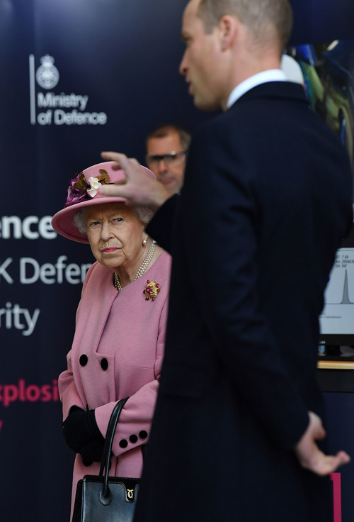 Nữ hoàng Anh lần đầu tiên xuất hiện công khai sau 7 tháng cô lập, người đứng đầu hoàng gia bất ngờ gây tranh cãi bởi một chi tiết đặc biệt - Ảnh 3.