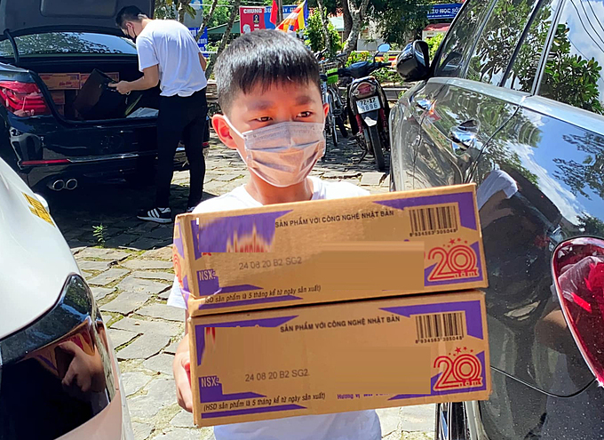 Cậu bé học lớp 1 trong 2 ngày đã kêu gọi hơn 100 triệu ủng hộ miền Trung: Là con nghệ sĩ đình đám, đáng chú ý nhất phương pháp dạy con của bố mẹ khiến nhiều người phải "nể" - Ảnh 6. Cậu bé học lớp 1 trong 2 ngày đã kêu gọi hơn 100 triệu ủng hộ miền Trung: Là con nghệ sĩ đình đám, đáng chú ý nhất phương pháp dạy con của bố mẹ khiến nhiều người phải "nể" - Ảnh 6.