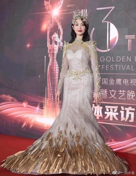 Triệu Lộ Tư xin lỗi Tống Thiến sau khi đá đểu đàn chị làm Nữ thần Kim Ưng quá xấu, netizen tiếp tục chê cười - Ảnh 3. Triệu Lộ Tư xin lỗi Tống Thiến sau khi đá đểu đàn chị làm Nữ thần Kim Ưng quá xấu, netizen tiếp tục chê cười - Ảnh 3.