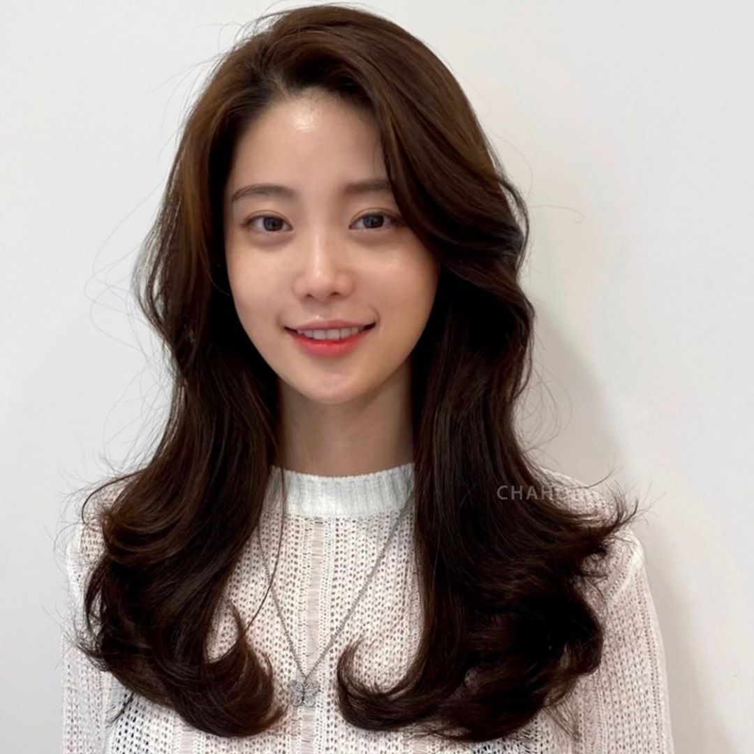 Tóc của người Hàn luôn đẹp và ấn tượng với nhiều kiểu dáng khác nhau. Hãy cùng xem video hướng dẫn cách sấy tóc của người Hàn để học hỏi và áp dụng vào tóc của bạn nhé!